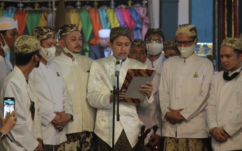 Pangeran Raja Adipati (PRA) Luqman Zulkaedin (tengah) dinobatkan sebagai Sultan Sepuh XV Keraton Kasepuhan Cirebon. - Bisnis/Hakim Baihaqi