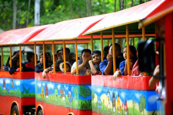 Wisatawan mengunjungi Taman Margasatwa Ragunan, di Jakarta, Selasa (27/6). - JIBI/Nurul Hidayat