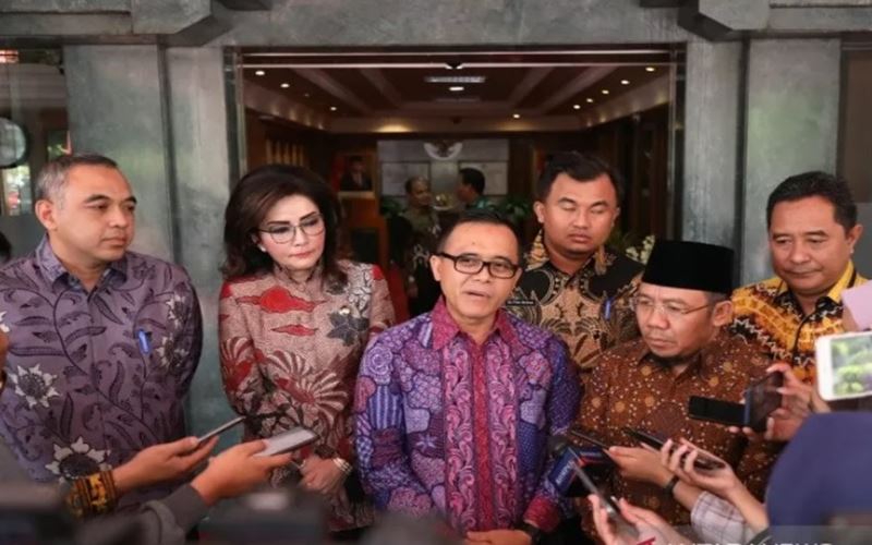 Bupati Banyuwangi Abdullah Azwar Anas saat bertemu Menteri Dalam Negeri Tito Karnavian, di Jakarta, Jumat, (6/3/2020). - Antara