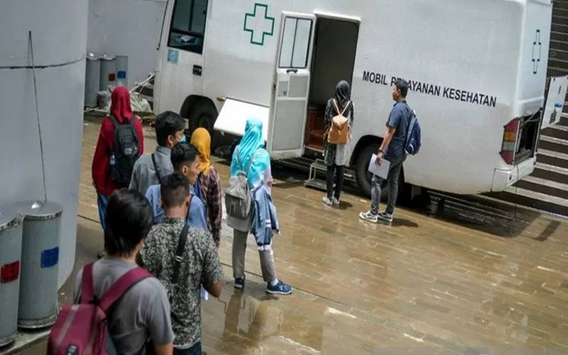 Sejumlah calon relawan mengantre untuk melakukan tes kesehatan di Komplek Wisma Atlet di Kemayoran, Jakarta, Minggu (22/3/2020). - Antara