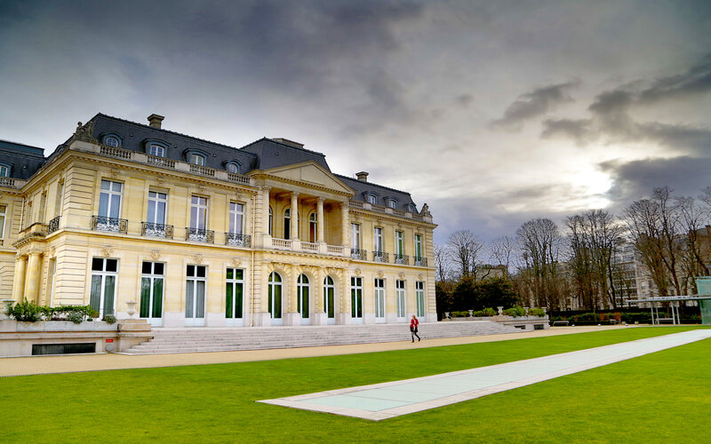 Seseorang tengah berjalan di depan Chateaux de la Muette, kantor pusat OECD, di Paris, Prancis - OECD