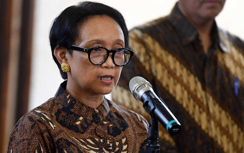 Menteri Luar Negeri Retno LP Marsudi memberikan pernyataan pers terkait larangan masuk sementara bagi warga negara asing ke Indonesia di Kantor Kementerian Luar Negeri Jakarta, Kamis (5/3/2020). ANTARA FOTO - Wahyu Putro A