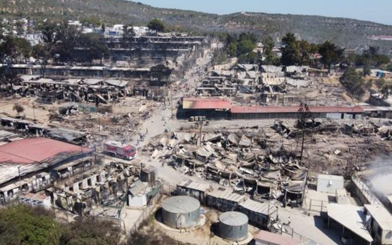 Kebakaran terjadi di kamp Moria yang terletak di pulau Lesbos Yunani pada Rabu (9/9 - 2020). Sekitar 13.000 imigran atau pengungsi kehilangan tempat tinggal akibat insiden tersebut / dw.com
