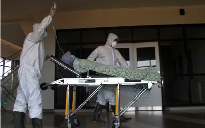 Ilustrasi-Petugas medis memindahkan pasien ke ruang isolasi dalam simulasi penanganan pasien Covid-19 di Rumah Sakit Lavalette, Malang, Jawa Timur, Jumat (13/3/2020). - Antara/Ari Bowo Sucipto