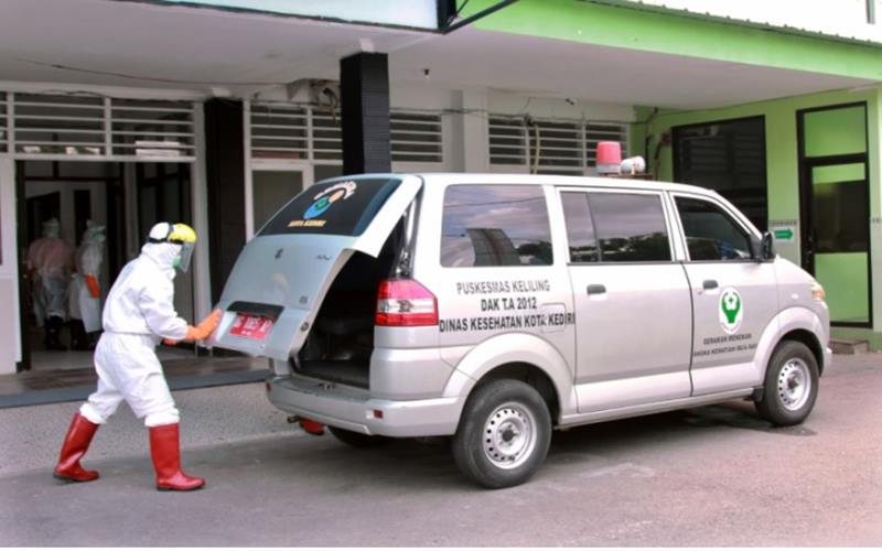 Petugas medis di RS Kilisuci Kediri, Jawa Timur, yang khusus menangani pasien Covid-19. - Antara
