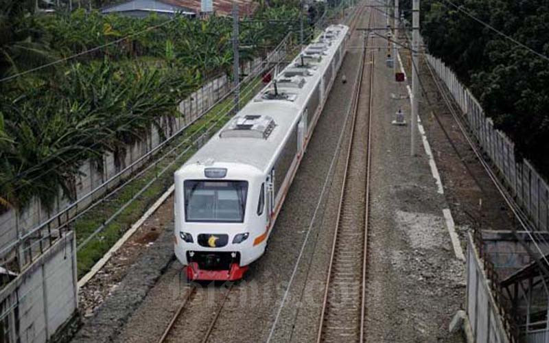 Kereta Api Bandara melintas di jalur perlintasan kereta di Tangerang, Banten, Senin (19/3/2019). - Bisnis/Jody Kinarwan