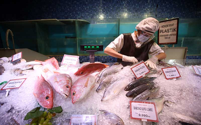 Karyawan menata ikan segar yang di pajang di salah satu super market di Jakarta, Rabu (9/9/2020). Bisnis - Abdullah Azzam