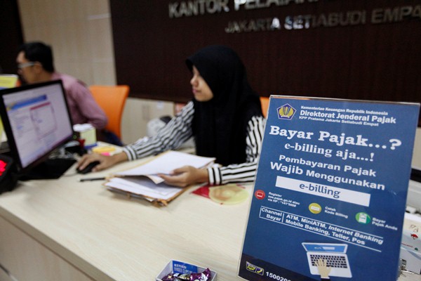 Aktivitas di kantor pelayanan pajak, di Jakarta, Selasa (23/2/2017). - Reuters/Fatima Elkarim