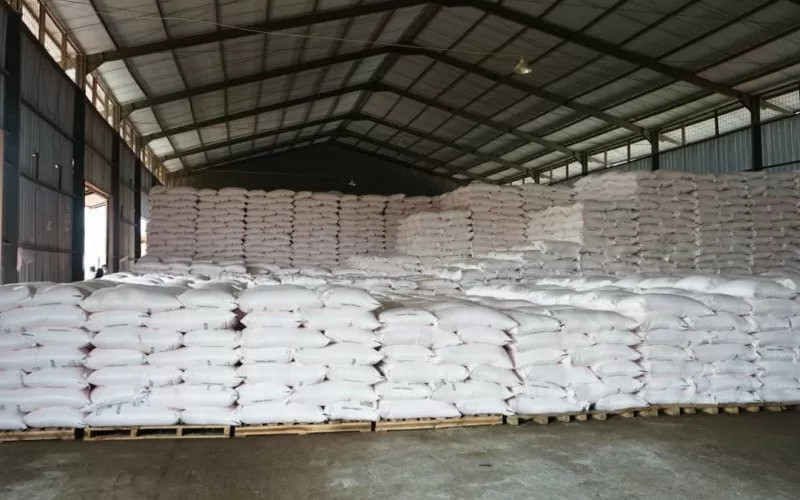 PT Pupuk Indonesia (Persero) menyiapkan pasokan pupuk untuk memenuhi kebutuhan petani menjelang musim tanam dengan rincian stok 1,78 juta ton untuk pupuk bersubsidi dan 873.336 ton pupuk nonsubsidi.  - ANTARA