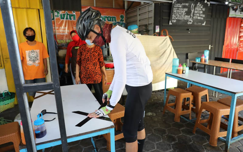 Abaikan Protokol Warung Makan Diplester Gubernur Ganjar Kabar24 Bisnis Com