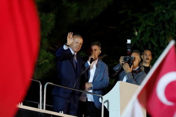 Presiden Turki Recep Tayyip Erdogan berdiri di hadapan para pendukungnya di Istanbul, Turki pada Minggu (24/6). - Reuters/Osman Orsal