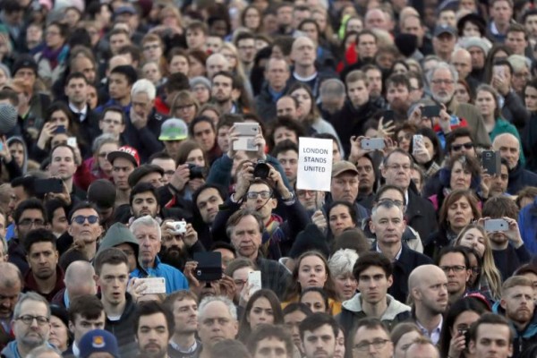 Ilustrasi - Orang-orang berkumpul di Trafalgar Square sehari setelah serangan London. - Reuters