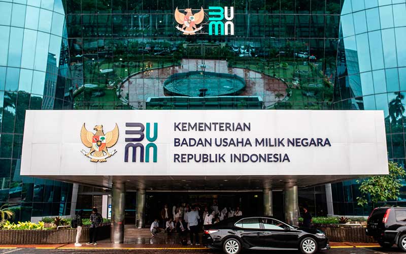 Logo baru Kementerian Badan Usaha Milik Negara (BUMN) terpasang di Gedung Kementerian BUMN, Jakarta, Kamis (2/7/2020). ANTARA FOTO - Aprillio Akbar