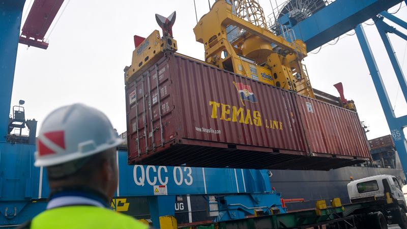 Sebuah truk menunggu muatan peti kemas di Terminal 3 Pelabuhan Tanjung Priok, Jakarta, Senin (17/2/2020). - ANTARA / M Risyal Hidayat