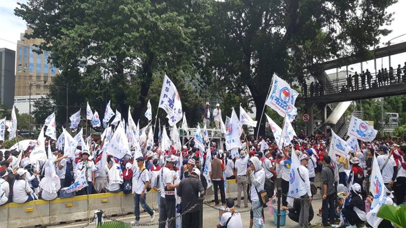  Ratusan buruh dari Kesatuan Serikat Pekerja Nasional (KSPN) menggelar demonstrasi tepat pada Hari Buruh atau May Day yang jatuh pada Rabu (1/5/2019) di depan gedung Kementerian Pariwisata. JIBI/Bisnis - Yanita Patriella
