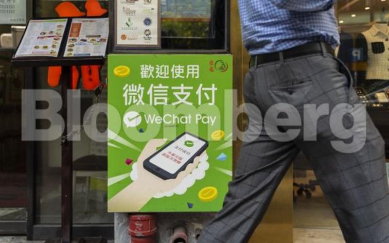 Sebuah iklan WeChat Pay milik Tencent Holdings Ltd. di depan restoran di Hong Kong, Selasa (1/8/2020). - Bloomberg