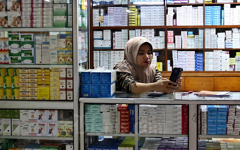 Pedagang obat menunggu pembeli di Pasar Pramuka, Jakarta, Selasa (11/02/2020). Bisnis - Eusebio Chrysnamurti