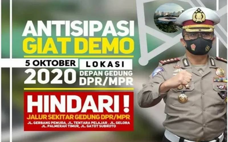Peringatan Polda Metro Jaya agar masyarakat Jakarta menghindari empat titik jalur yang diberlakukan untuk mengantisipasi demo buruh di depan DPR/MPR RI, Senin (5/10/2020). - Antara