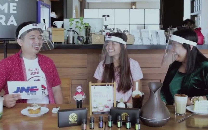 Peluang usaha bisnis essential oil disampaikan dua mojang priangan asal Jawa Barat di tayangan inspiratif Cerita JONI di kanal youtube JNE.