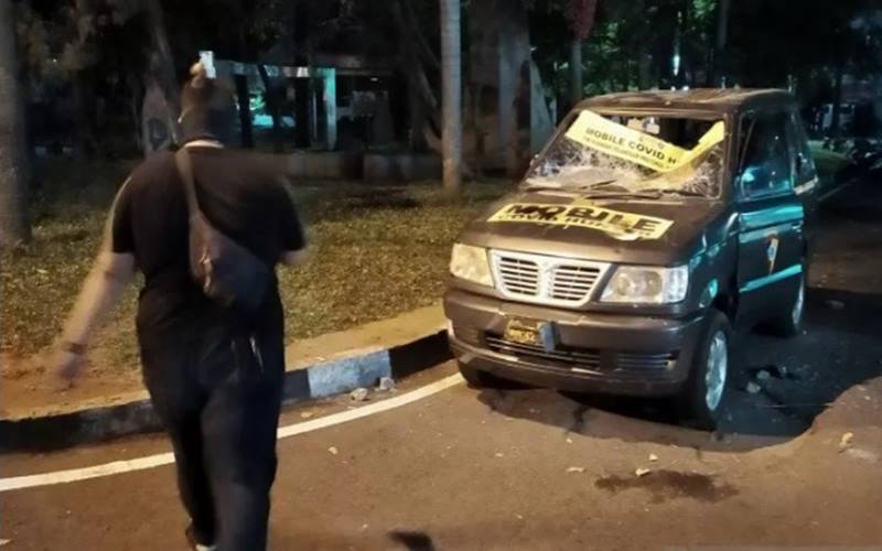 Demo Tolak UU Cipta Kerja Rusuh Mobil  Polrestabes Bandung  