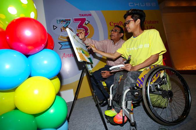 Presiden Direktur Chubb Life Bimal Balasingham (kiri) melukis bersama penyandang disabilitas yang tergabung dalam ThisAble dalam acara Craft your Future with Chubb, di jakarta, Senin (20/5/2019). - Bisnis/Abdullah Azzam