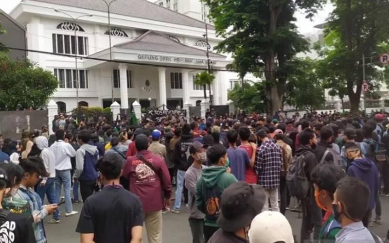 Massa melakukan aksi menolak UU Cipta Kerja di depan Gedung Dewan Perwakilan Rakyat Daerah (DPRD) Jawa Barat, Kota Bandung, Selasa (6/10/2020). - Antara