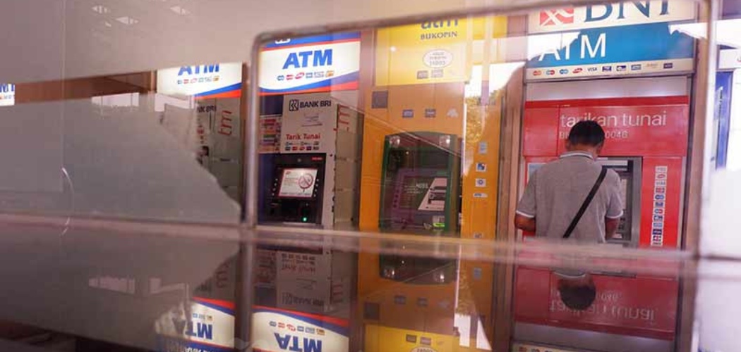 Nasabah bertransaksi di Galeri Anjungan Tunai Mandiri (ATM) di Jakarta, Minggu (29/7/2019). - Bisnis/Nurul Hidayat