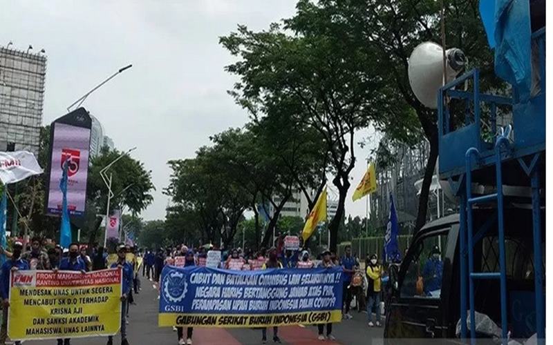 Massa dari berbagai elemen melakukan unjuk rasa di depan Gedung DPR, Senayan, Jakarta, Kamis (16/7/2020). Aksi yang dihadiri oleh buruh dan mahasiswa itu menuntut DPR untuk menghentikan pembahasan Omnibus Law RUU Cipta Kerja. - Antara