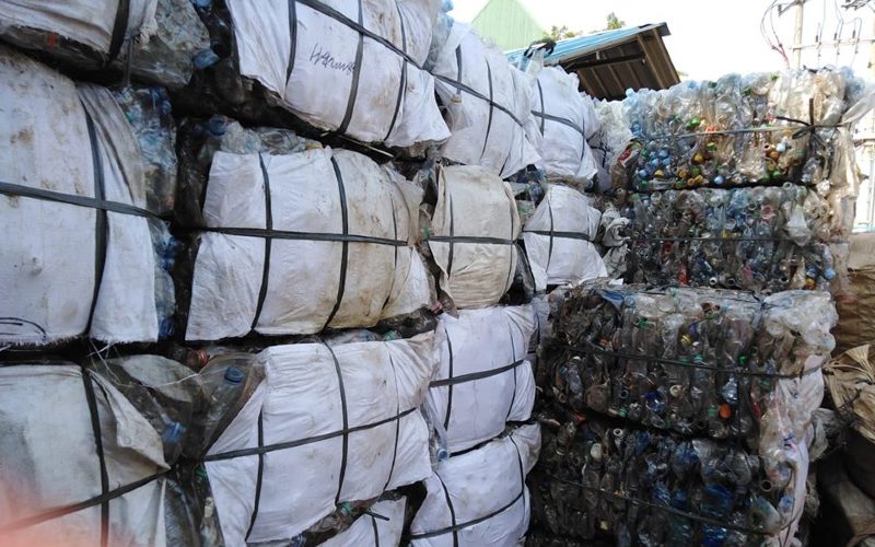 Limbah di gudang Alala Recycling, pengolahan sampah plastik jenis polyethylene terephtalate (PET) di Kabupaten Bogor.  - Alala