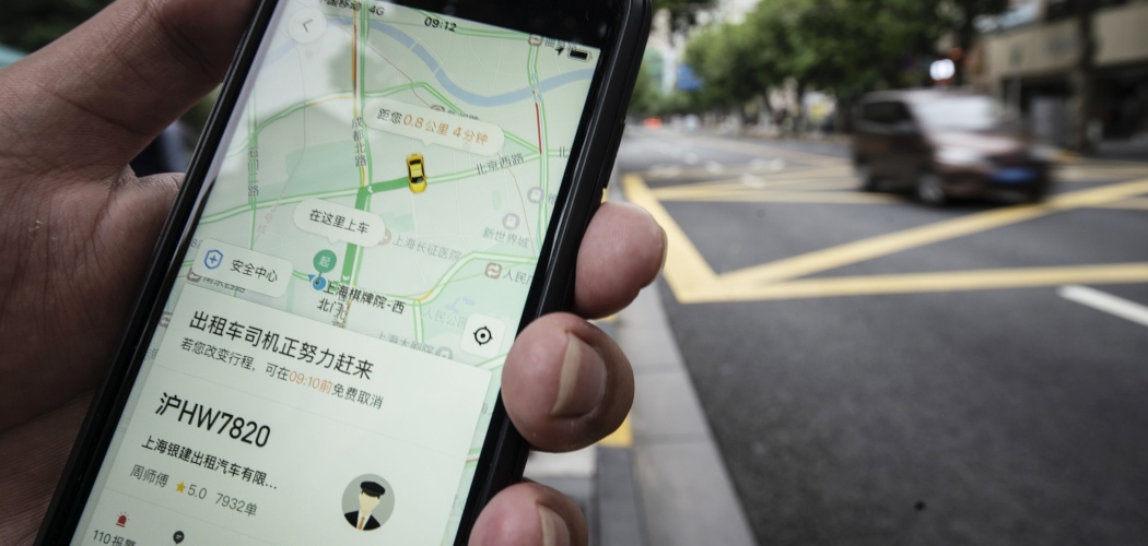 Tampilan aplikasi Didi Chuxing di smartphone dalam foto yang diambil di Shanghai, China, Jumat (18/9/2020). - Bloomberg/Qilai Shen