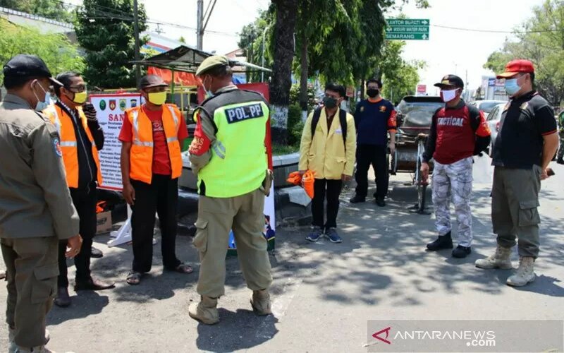 Operasi penegakan protokol kesehatan oleh petugas gabungan di Jawa Tengah. - Antara/Satpol PP Jateng.