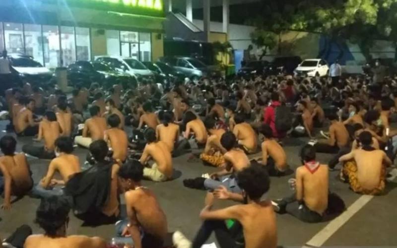Ratusan pelajar diamankan di Halaman Polres Jakarta Utara, Kamis (8/10/2020) malam - Antara