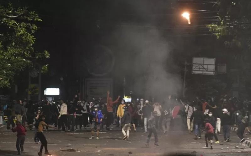 Massa penolak UU Cipta Kerja melempar molotov ke arah polisi di kawasan Tugu Tani, Jakarta, Selasa (13/10/2020). - Antara