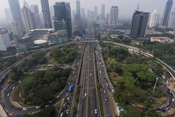Foto aerial Simpang Susun Semanggi di Jakarta, Jumat (14/7). Jalan layang sepanjang 1,6 kilometer yang mengelilingi Bundaran Semanggi untuk mengurangi kemacetan di kawasan tersebut bakal dilakukan uji coba pada 29 Juli hingga 16 Agustus 2017 sebelum diresmikan pada 17 Agustus 2017. ANTARA FOTO - Sigid Kurniawan
