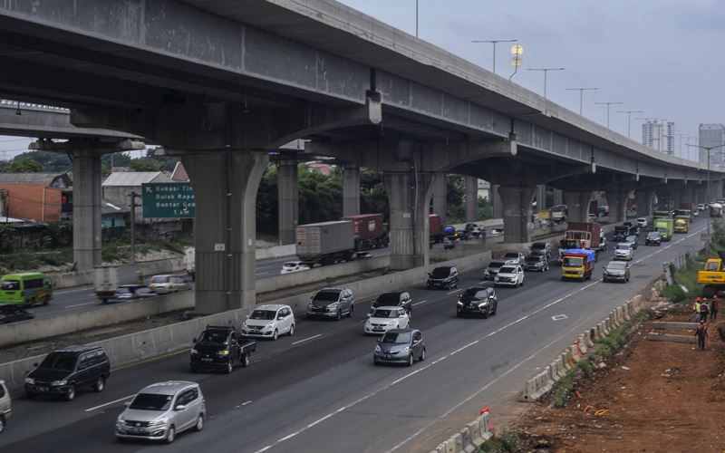 Sejumlah kendaraan melintasi ruas jalan Tol Jakarta-Cikampek, Bekasi, Jawa Barat, Senin (11/5/2020). Menurut data Kepala Badan Pengatur Jalan Tol (BPJT) Danang Parikesit penurunan lalu lintas harian rata-rata (LHR) kendaraan jalan tol selama PSBB (Pembatasan Sosial Berskala Besar) di DKI Jakarta, Jawa Barat dan Banten sebesar 42% - 60 %. ANTARA FOTO  -  Fakhri Hermansyah