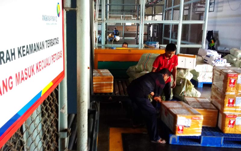 Aktivitas angkutan barang di PT Angkasa Pura Kargo Bandara Internasional Minangkabau (BIM) pada Senin 19 Oktober 2020. - Bisnis/Noli Hendra