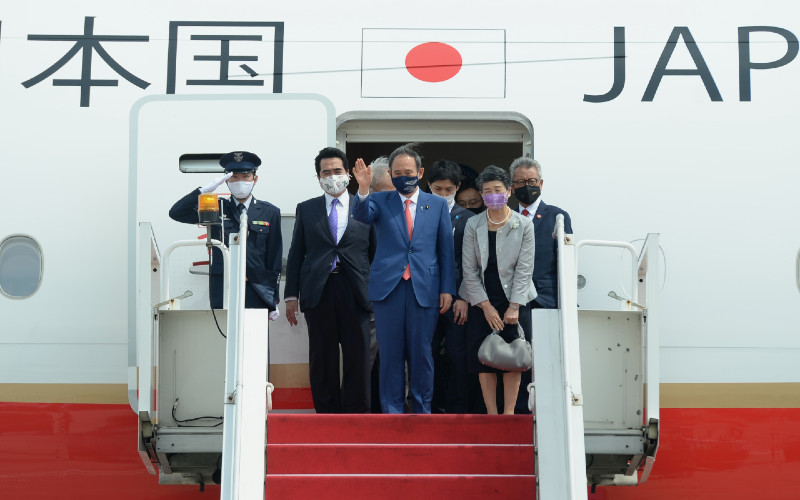 Perdana Menteri Jepang Yoshihide Suga (tengah) bersama Madam Suga Mariko (kedua kanan) melambaikan tangan setibanya di Bandara Soekarno Hatta, Tangerang, Banten, Selasa (20/10/2020). Lawatan kenegaraan tersebut dalam rangka meningkatkan hubungan bilateral antarkedua negara.  - ANTARA\r\n
