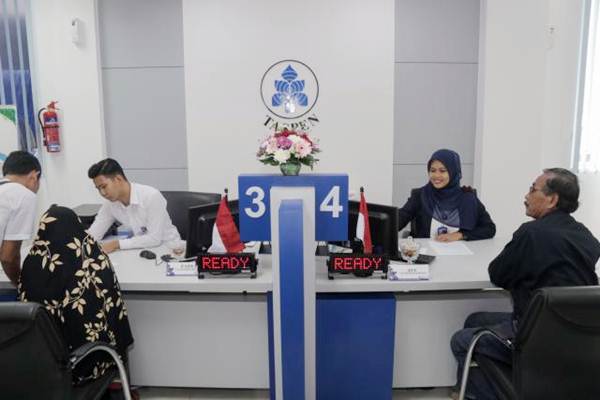 Karyawan melayani nasabah di Kantor Cabang PT Taspen, Tangerang, Banten, Senin (8/1). - JIBI/Felix Jody Kinarwan