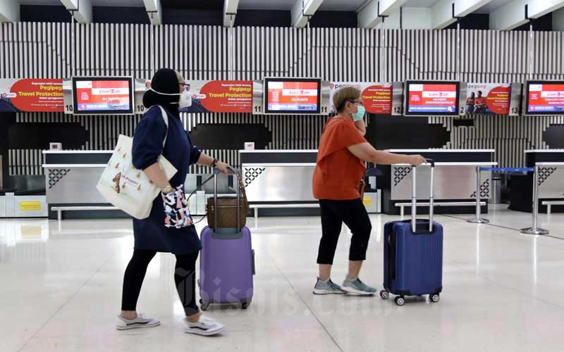 Calon penumpang berada di konter check-in di Terminal IA Bandara Soekarno Hatta, Tangerang, Banten./Bisnis - Eusebio Chrysnamurti