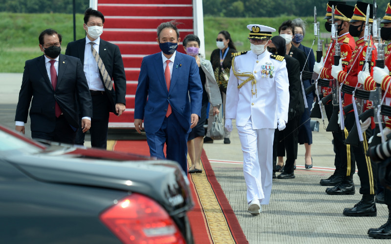 Perdana Menteri Jepang Yoshihide Suga (tengah) berjalan menuju kendaraan setibanya di Bandara Soekarno Hatta, Tangerang, Banten, Selasa (20/10 - 2020). Lawatan kenegaraan tersebut dalam rangka meningkatkan hubungan bilateral antarkedua negara. ANTARA