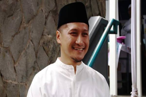 Kecam Macron, Arie Untung Buang Tas Mewah Seharga Ratusan ...