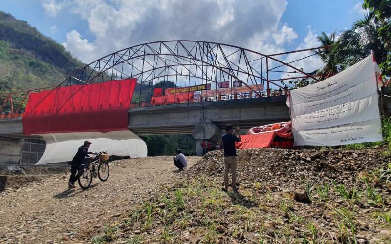 Bendera merah putih berukuran 26 x 16 meter dibentangkan di Jembatan Baru, Kedungjati, yang menghubungkan Desa Selopamioro dengan Desa Sriharjo, di Kecamatan Imogiri, Bantul Provinsi DIY, Kamis (29/10 - 2020). Foto: Istimewa