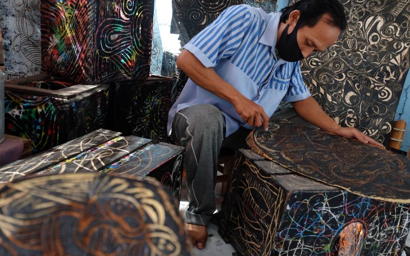 Seniman Makmoer Art Project membuat kerajinan ukir kayu di Mojolaban, Sukoharjo, Jawa Tengah, Selasa (6/10 - 2020). Kerajinan ukir kayu tersebut banyak diminati untuk hiasan interior ruangan dan dijual seharga Rp150.000 hingga Rp5 juta tergantung bahan, ukuran, dan tingkat kerumitan. Foto ANTARA