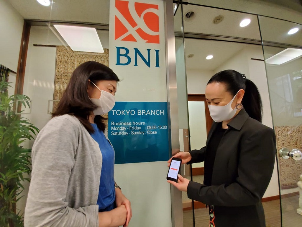 Foto: Pegawai sedang menjelaskan fitur/fitur yang terdapat pada aplikasi BNI Mobile Banking di Kantor Cabang Luar Negeri BNI Tokyo. BNI membuka kesempatan bagi karyawannya untuk magang di salah satu kantor cabang luar negerinya, yaitu Singapura, Tokyo, Hong Kong, London, New York, atau Seoul.