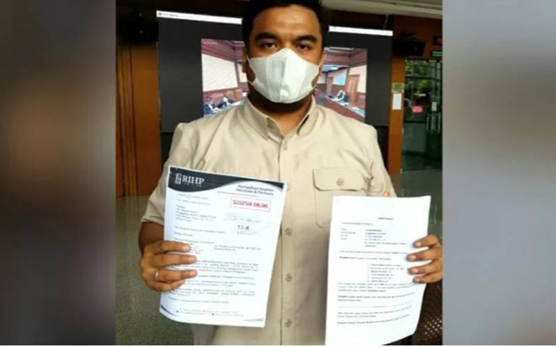 Andy Ramadhan Nai, S.H l, pengacara Ilham Bintang, ketika menerima surat penerimaan dari Pengadilan Negeri Jakpus, Senin (2/11 - 2020).