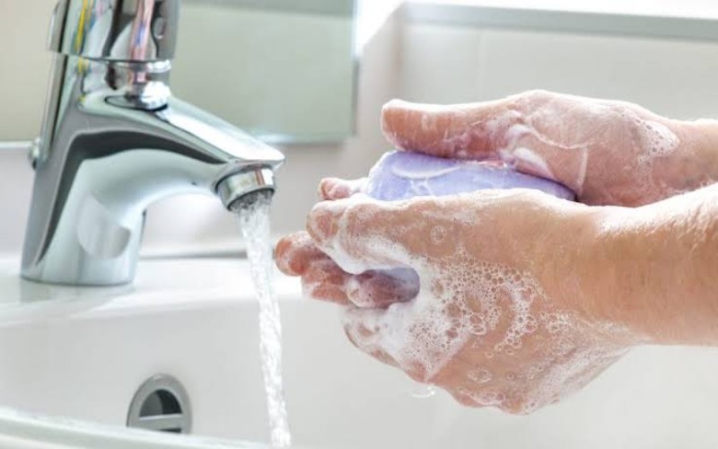 Mencuci tangan pakai sabun.