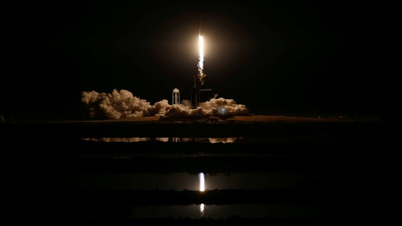 Roket SpaceX Falcon 9, yang mengangkut pesawat ruang angkasa Dragon Dragon, terbang dengan sebuah pesawat uji coba ke Stasiun Antariksa Internasional dari Kennedy Space Center di Cape Canaveral, Florida, AS, 2 Maret 2019. - Reuters