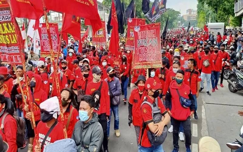 Massa buruh berjalan kaki di Jalan Salemba Raya, Jakarta Pusat, menuju kawasan Monas dalam rangkaian aksi penolakan Undang-Undang Cipta Kerja, Selasa (20/10/2020). - Antara