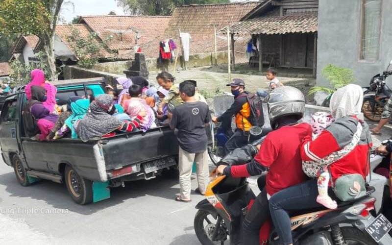Warga desa di sekitar kawasan Gunung Merapi di wilayah Kabupaten Magelang, Jawa Tengah, mulai mengungsi pada Jumat (6/11/2020), menyusul peningkatan status aktivitas gunung tersebut menjadi siaga. - Antara/BPBD Kabupaten Magelang