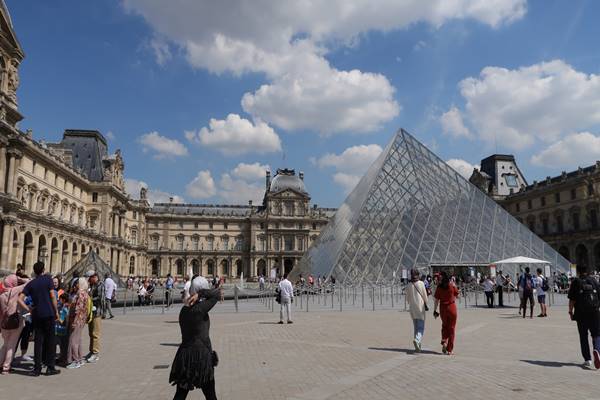Museum Louvre merupakan museum paling populer di Paris, Prancis. - Andhina Wulandari